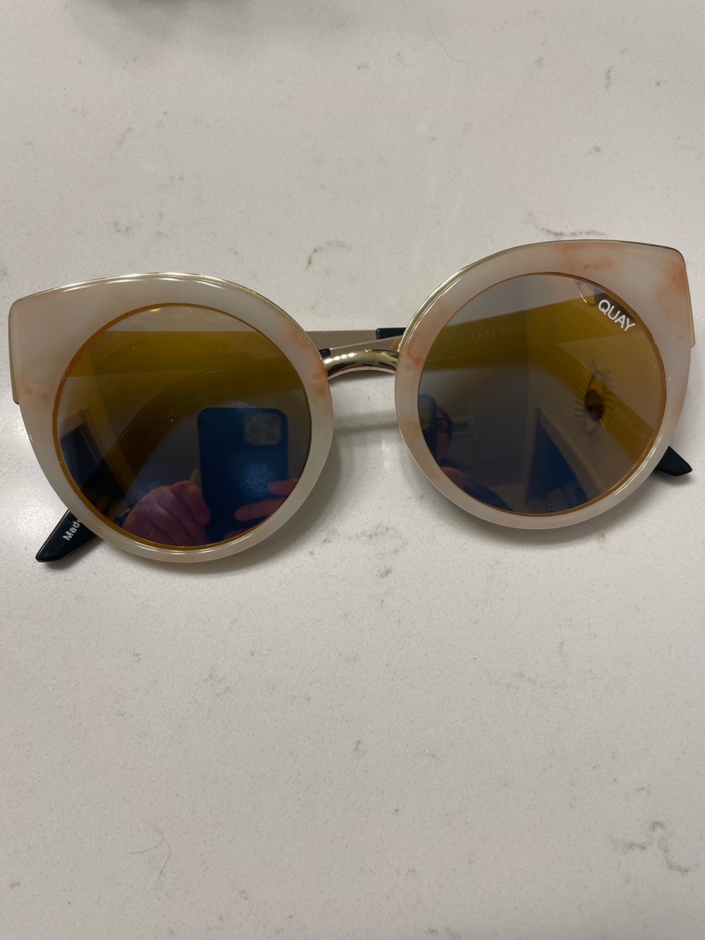 Quay Round Cat Eye Sunglasses in Marble Cream/Pink with Mirrored Lenses